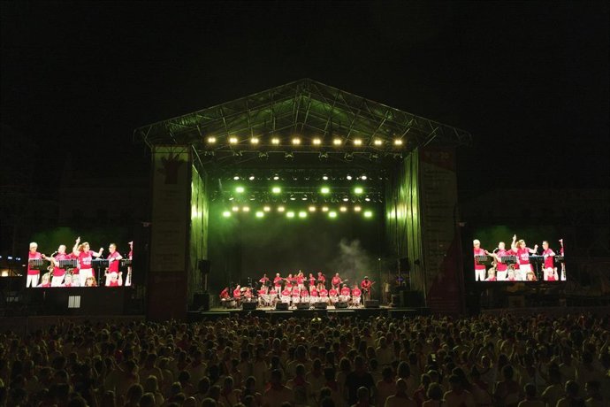 Concierto de Motxila 21 en la Plaza del Castillo.