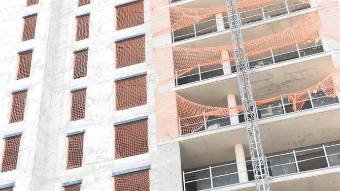 Archivo - Fachada de pisos en construcción