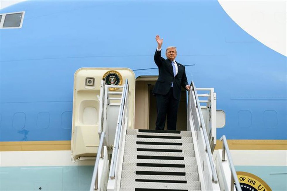 Archivo - Imagen de archivo del presidente de EEUU, Donald Trump, a bordo del Air Force One. 