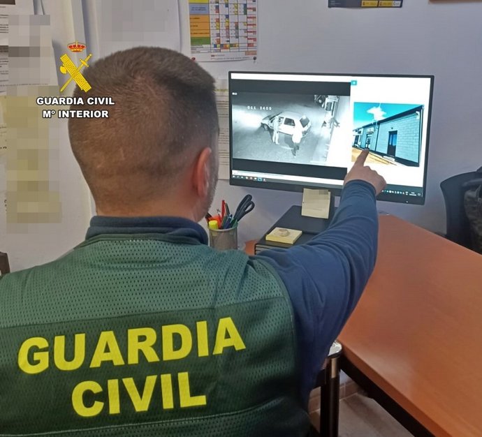 La Guardia Civil revisa las imágenes del robo en una quesería