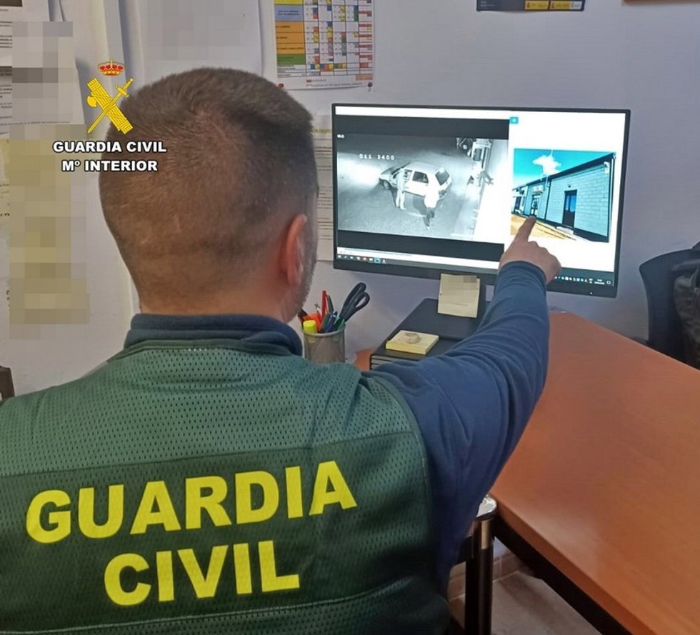 La Guardia Civil revisa las imágenes del robo en una quesería