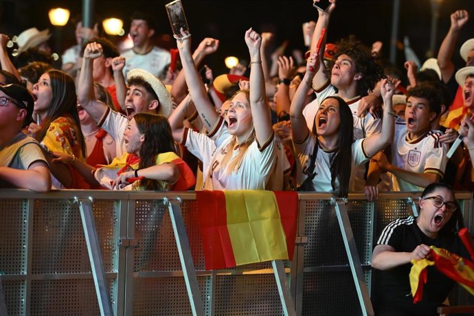 Aficionados de la Selección Española durante el partido del Mundial de fútbol 2026 entre España y Portugal en el evento de la Plaza Selección en la Plaza de Colón, a 6 de julio de 2026, en Madrid (España). El partido entre España y Portugal, que correspon