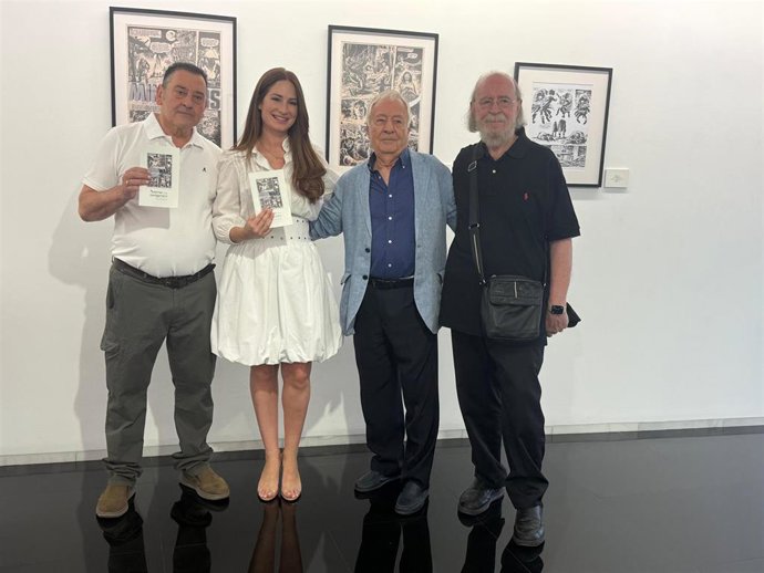 La diputada de Educación y Cultura, Yolanda Burgoa, junto al artista Jesús Redondo, en la inauguración de la exposición con las muestras más representativas del dibujante vallisoletano.