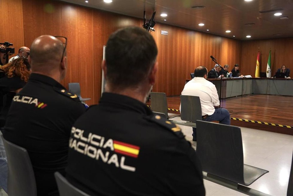Archivo - Imagen de archivo de un momento del juicio a un cura acusado de abusar de varias mujeres en Málaga.