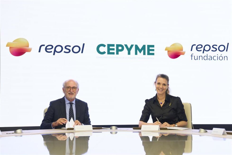 El presidente de Repsol, Antonio Brufau, y la presidenta de Cepyme, Ángela de Miguel