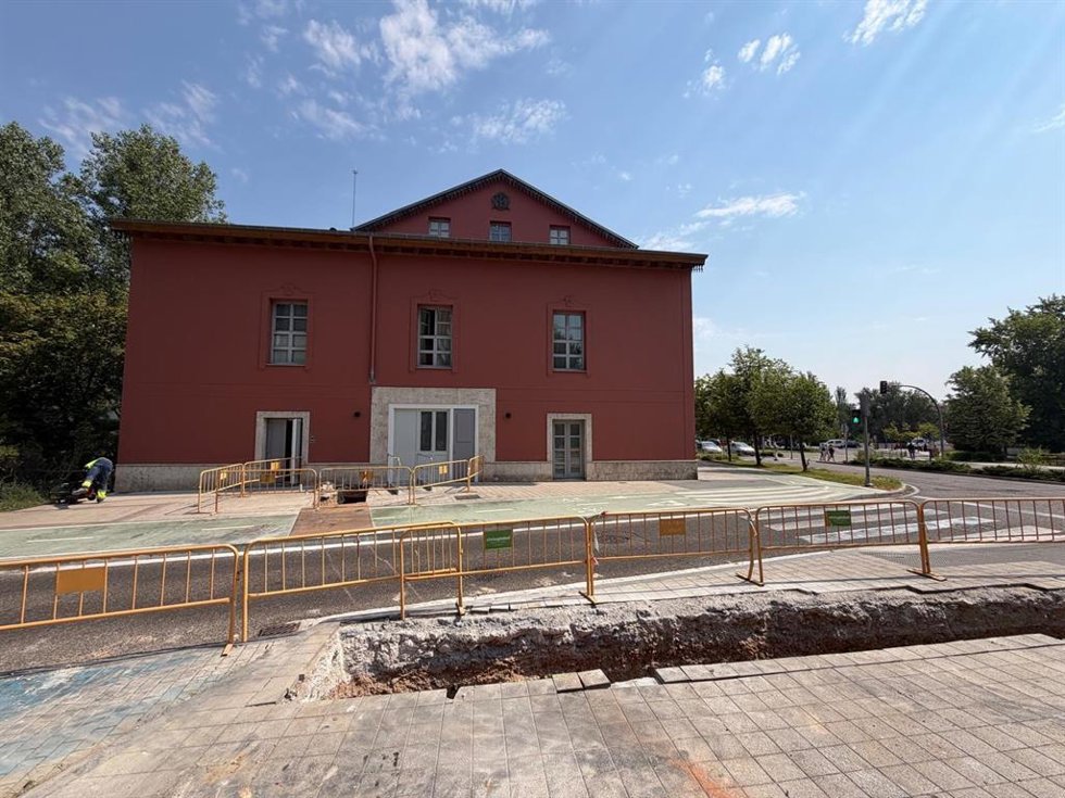 Obras en el cruce de la avenida de Salamanca y la calle Las Eras.