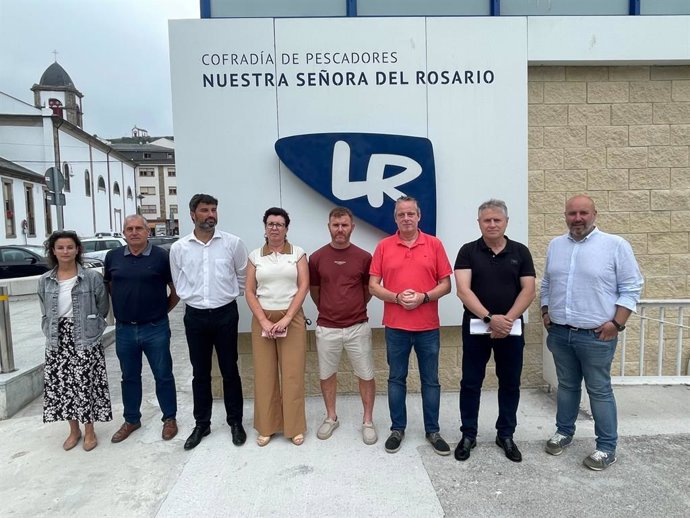 El consejero de Medio Rural, Marcelino Marcos, visita la renovada lonja de Luarca.