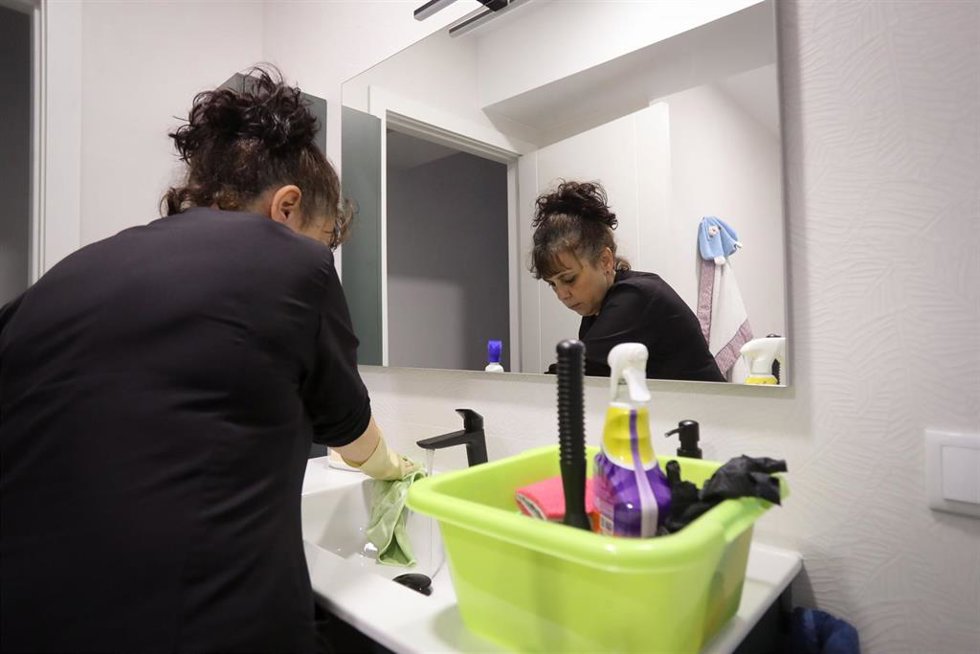 Archivo - Una mujer realiza tareas del hogar en una casa.