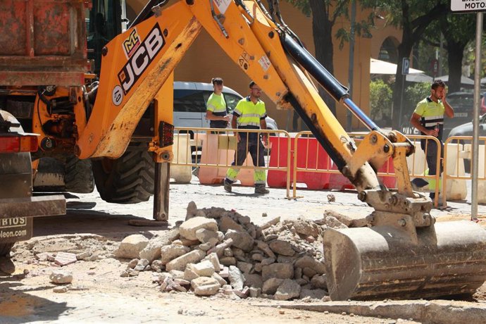 Archivo - Imagen de recurso de trabajadores del sector de la contrucción realizando tareas en una jornada con altas temperaturas