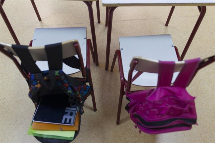 Archivo - Mochilas de escolares en un aula.