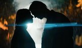 Foto: Alma y Vadim, decididos a resistir su atracción en el breve tráiler de Tú+yo - Solos contra todos