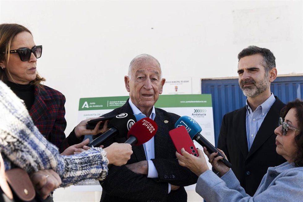 Archivo - El alcalde de Roquetas de Mar, Gabriel Amat, atiende a los medios en una imagen de archivo. 