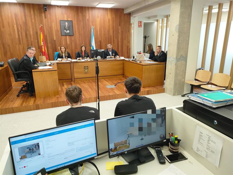 Dos jóvenes condenados a 6 meses de prisión por agredir, humillar y escupir a una persona sin hogar en Vigo.