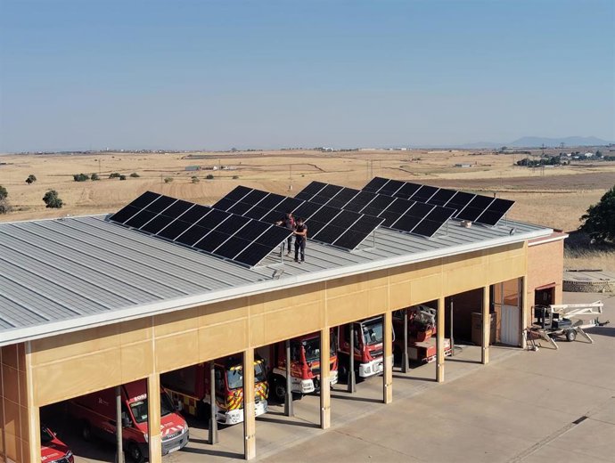 Instalación de paneles solares sobre un parque de bomberos.
