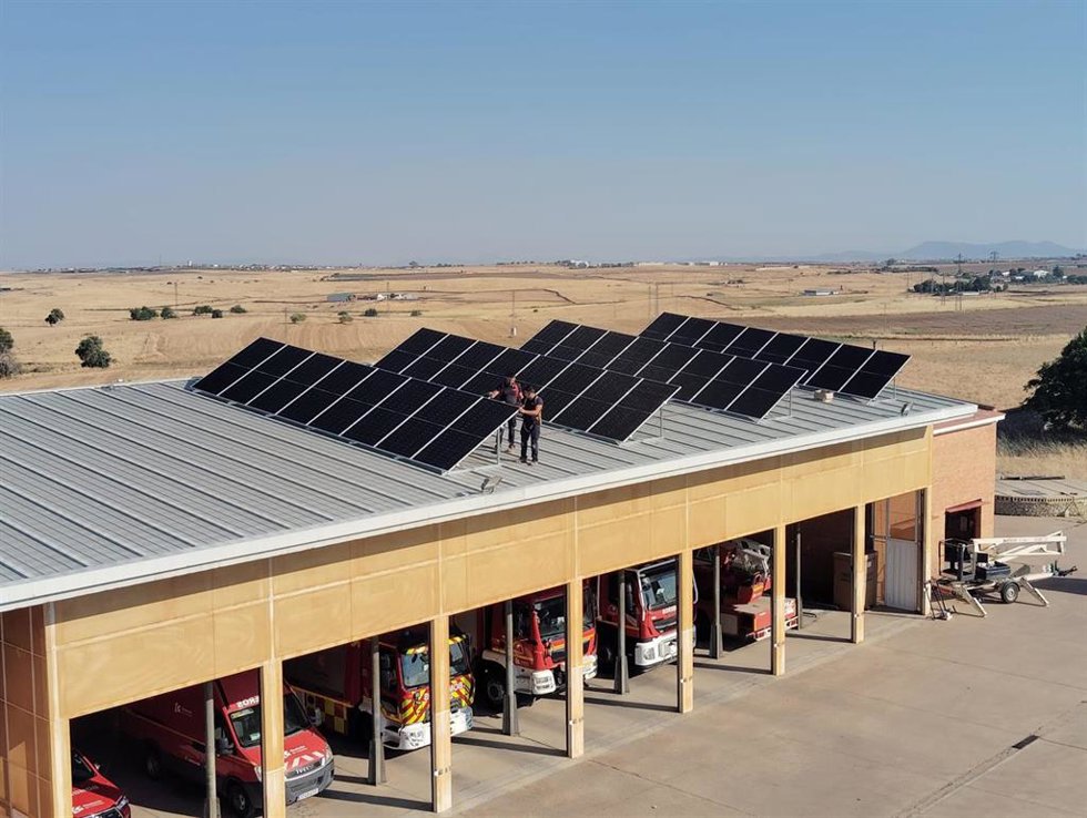 Instalación de paneles solares sobre un parque de bomberos.