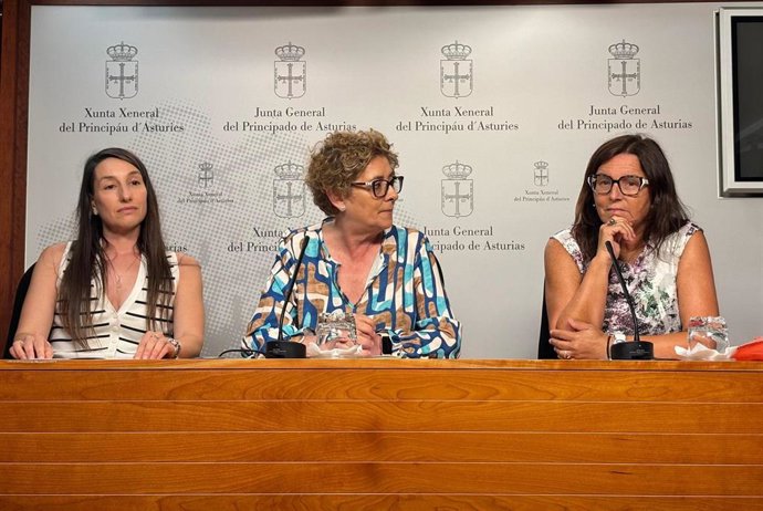 La diputada del PP en la Junta General Gloria García junto a las directoras de escuelas infantiles María Jesús Agustín y Seret Zapico.