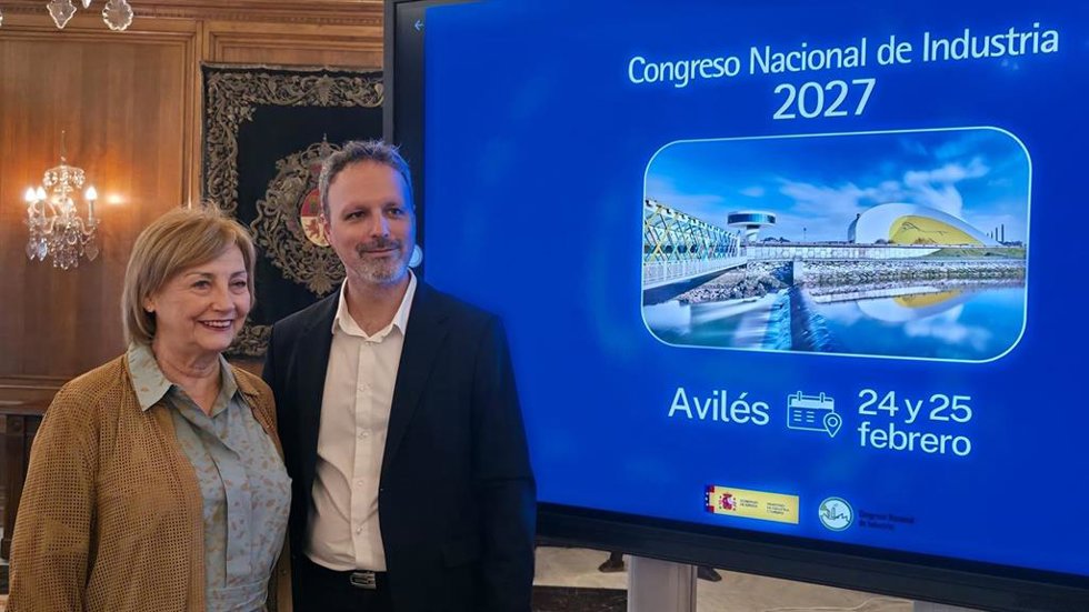La alcaldesa de Avilés. Mariví Monteserín y el director general de Estrategia Industrial y de la Pequeña y Mediana Empresa del Gobierno de España, Miguel Gómez-Pavón López.