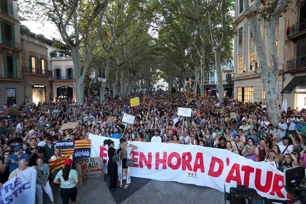 Archivo - Decenas de personas durante una manifestación antiturística, en una foto de archivo.