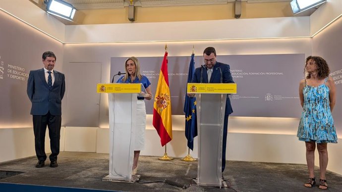 Milagros Tolón y Adrián Barbón