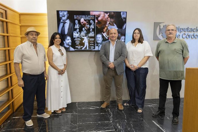 El delegado de Cultura de la Diputación de Córdoba, Gabriel Duque (centro), en la presentación de la 40ª Alcaparra Flamenca.