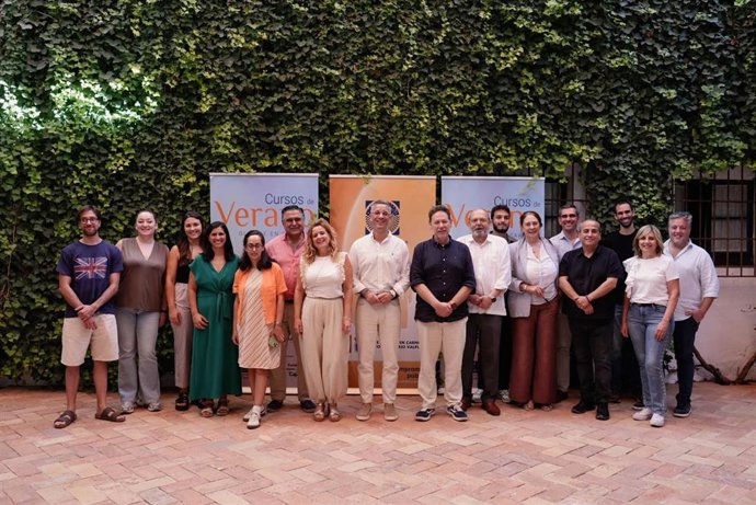 Rodríguez Hans, en el centro, en la foto de familia tras la clausura del curso de verano sobre estrategias municipales de la Olavide en Carmona