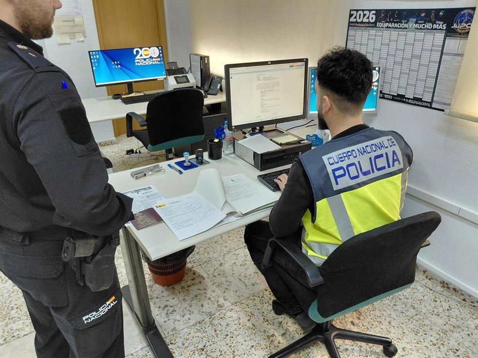Agentes de la Policía Nacional realizan comprobaciones de documentación.