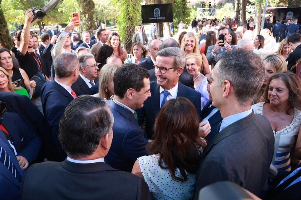 El  presidente de la Junta de Andalucía, Juanma Moreno, junto al consejero en funciones de Agricultura, Pesca, Agua y Desarrollo Rural, Ramón Fernández-Pacheco, el consejero en funciones de Industria, Energía y Minas, Jorge Paradela, y la consejera de Sos