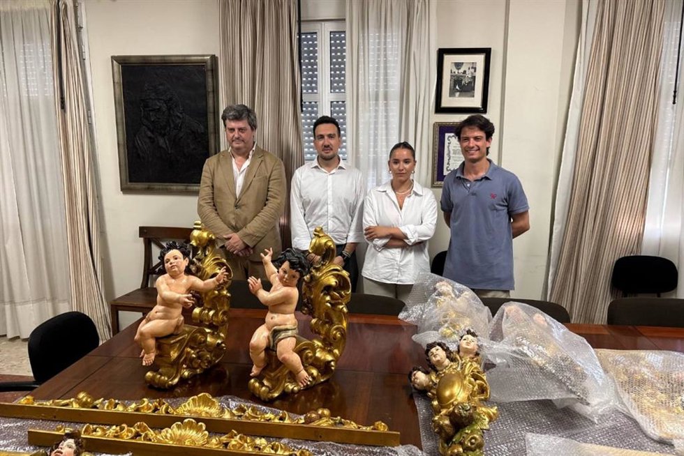 Christopher Rivas, delegado municipal de Alcalá de Guadaíra (Sevilla), posa en la Hermandad de Jesús con Jesús Manuel Lozano, María de la Cruz Gabarro y Pablo Tejero, encargados de la restauración del paso de San Juan.