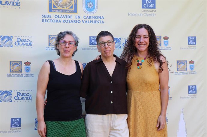 Sol Sotillos Martín, científica titular del CSIC; Laura Tomás Gallardo y Ana Fernández Miñán, técnicas superiores especializadas UPO- CSIC y directoras del curso 'Modelos genéticos en investigación, de la bacteria al ratón. 2ª edición'.