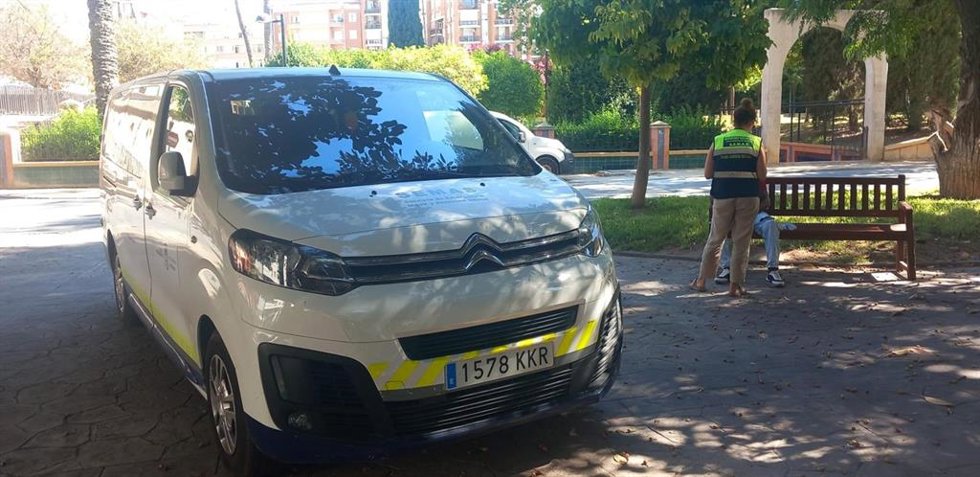 Trabajadores del SEMAS atendiendo a una persona sin hogar