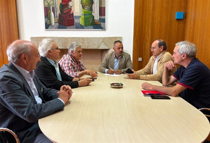 El diputado de Cultura, Arte y Patrimonio de la Diputación de León, Emilio Martínez (fondo), durante la reunión mantenida con representantes del Foro del Manzanal.