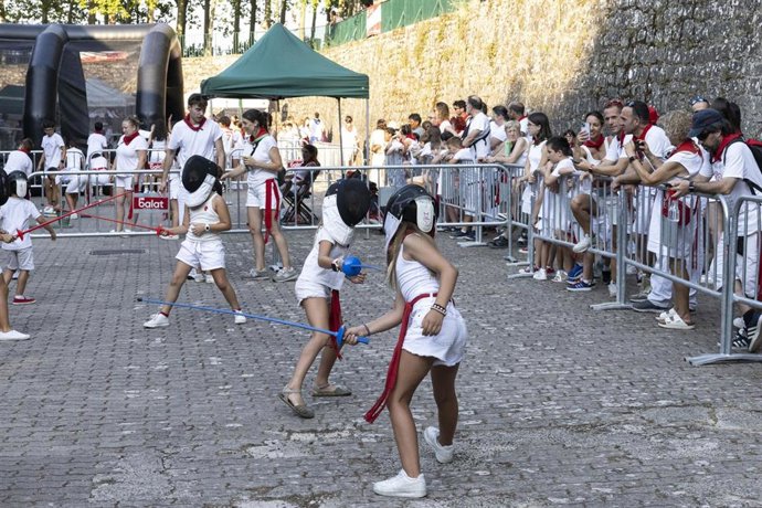 Esgrima en el espacio Kirolari Sport Kids durante las fiestas de San Fermín 2026.