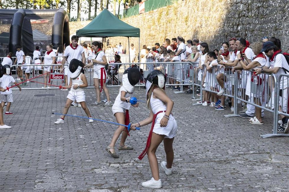Esgrima en el espacio Kirolari Sport Kids durante las fiestas de San Fermín 2026.