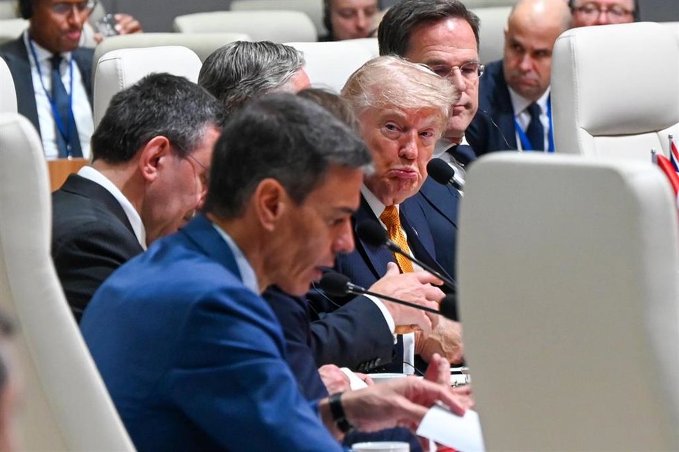 El presidente del Gobierno, Pedro Sánchez, durante su intervención en la cumbre de la OTAN de Ankara, con su homólogo estadounidense, Donald Trump, de fondo.
