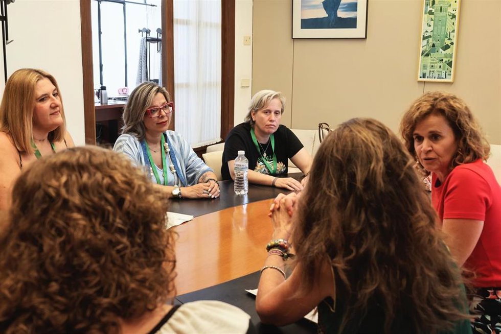 La diputada de Por Andalucía, Esperanza Gómez, se reúne con la Plataforma Familias NEAE Andalucía.