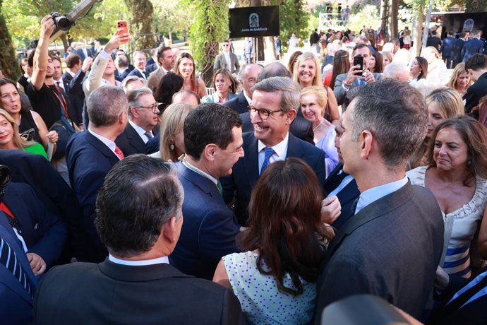 O presidente da Junta da Andaluzia, Juanma Moreno, acompanhado pelo secretário interino de Agricultura, Pesca, Água e Desenvolvimento Rural, Ramón Fernández-Pacheco, pelo secretário interino de Indústria, Energia e Minas, Jorge Paradela, e pela secretária