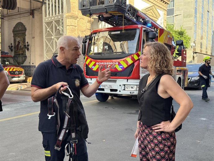 Reunión de Susana Hornillo con una de los bomberos del Parque Central de San Bernardo para analizar el servicio que se presta