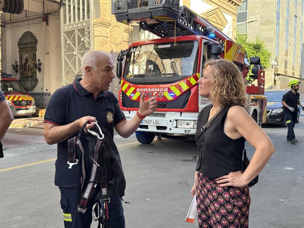 Reunión de Susana Hornillo con una de los bomberos del Parque Central de San Bernardo para analizar el servicio que se presta
