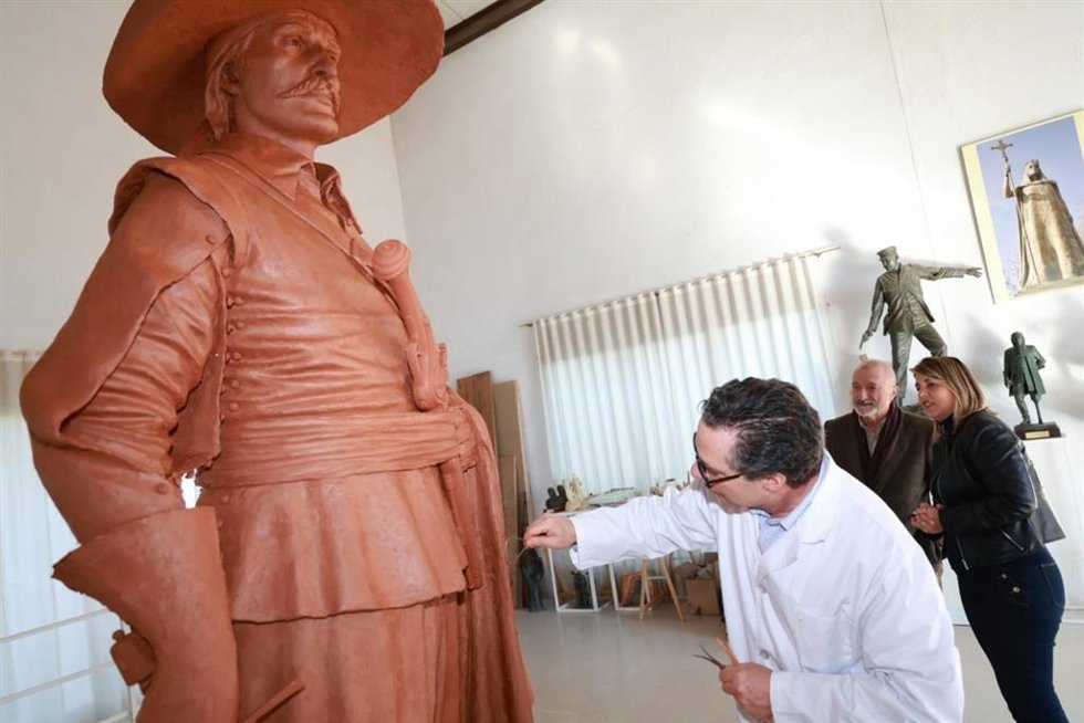 El escritor Arturo Pérez-Reverte y la alcaldesa de Cartagena, Noelia Arroyo, observan el proceso de creación de la escultura del Capitán Alatriste