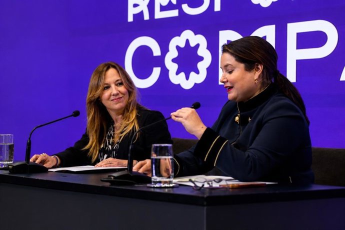 La presidenta del Cabildo de Tenerife, Rosa Dávila y la directora insular de Igualdad y Diversidad, Patricia León
