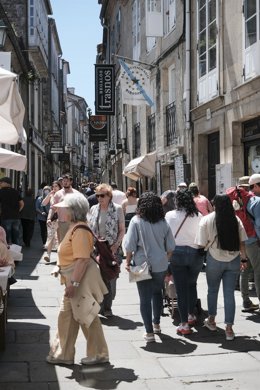 Archivo - Varias personas pasean por una calle durante las Fiestas de la Ascensión, a 26 de mayo de 2022, en Santiago de Compostela, A Coruña, Galicia, (España). Tras dos años de ausencia por la pandemia vuelve a celebrarse una de las fiestas más tradicio