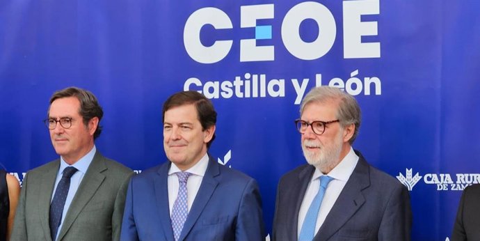 El presidente de la Junta de Castilla y León, Alfonso Fernández Mañueco (centro), junto al presidente de CEOE, Antonio Garamendi (der), en la gala de entrega de galardones de la XXXIII edición de los Premios CEOE Castilla y León