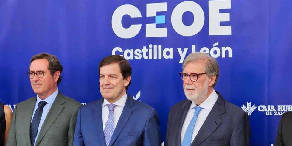 El presidente de la Junta de Castilla y León, Alfonso Fernández Mañueco (centro), junto al presidente de CEOE, Antonio Garamendi (der), en la gala de entrega de galardones de la XXXIII edición de los Premios CEOE Castilla y León