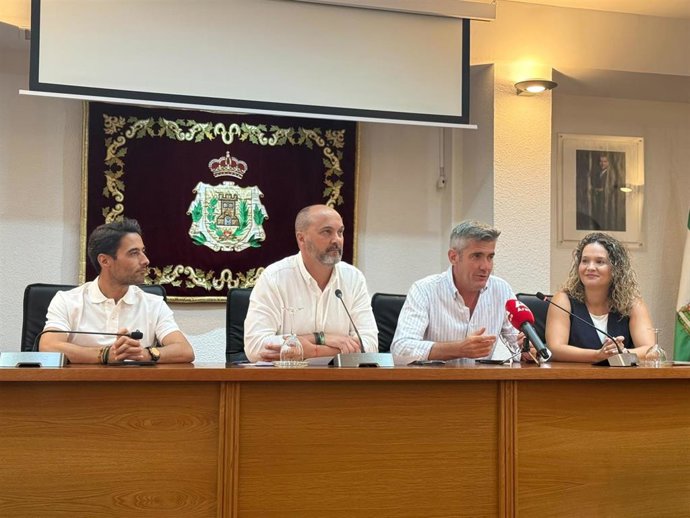 El responsable del Área de Desarrollo Local de Diputación, Sebastián Hidalgo, con el alcalde de Los Barrios.