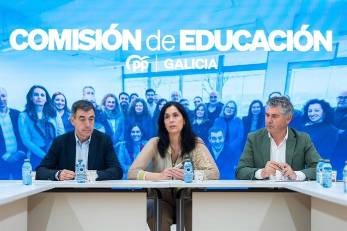 La secretaria xeral del PPdeG, Paula Prado, y el conselleiro de Educación, Ciencia, Universidades y FP, Román Rodríguez