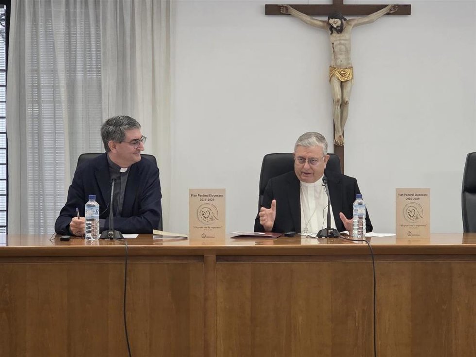 El arzobispo de Mérida-Badajoz, José Rodríguez Carballo, y el vicario de Evangelización, Francisco José Andrades Ledo, presentan el Plan Pastoral de la Archidiócesis durante los próximos tres años