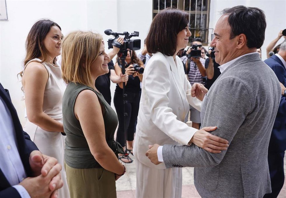 El presidente de la Generalitat Valenciana, Juanfran Pérez Llorca (d) y la ministra de Ciencia, Innovación y Universidades y secretaria general del PSPV-PSOE, Diana Morant (2d), en una imagen de archivo
