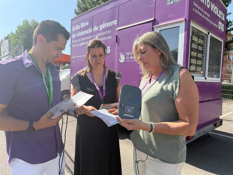 La teniente de alcalde de Servicios Sociales del Ayuntamiento de Ávila, Paloma del Nogal, durante su visita al Punto Violeta instalado en el recinto ferial.