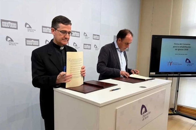Gabriel Ángel Rodríguez (izda) y Benito Serrano renuevan el convenio de colaboración para rehabilitar templos provinciales.