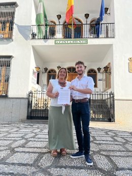 Archivo - La socialista Puri López y Pablo Laguna, de IU, ante el Ayuntamiento de La Zubia en junio de 2023. 